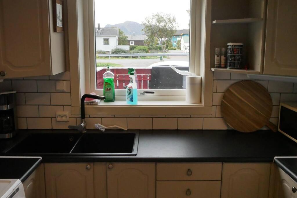 Nyrenovert Leilighet Med Gratis Parkering Leknes Esterno foto