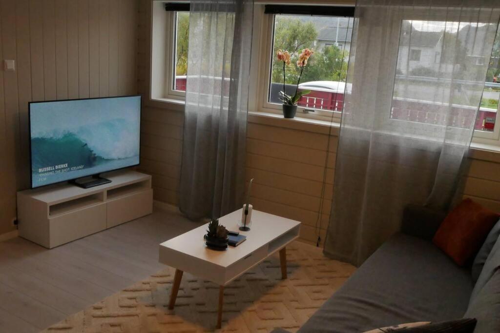 Nyrenovert Leilighet Med Gratis Parkering Leknes Esterno foto