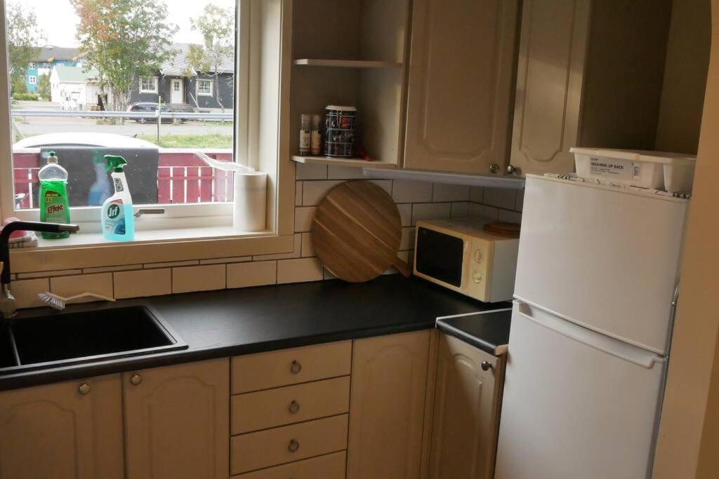 Nyrenovert Leilighet Med Gratis Parkering Leknes Esterno foto