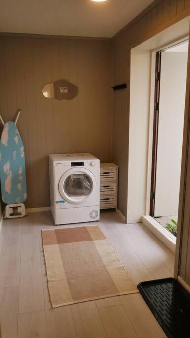 Nyrenovert Leilighet Med Gratis Parkering Leknes Esterno foto
