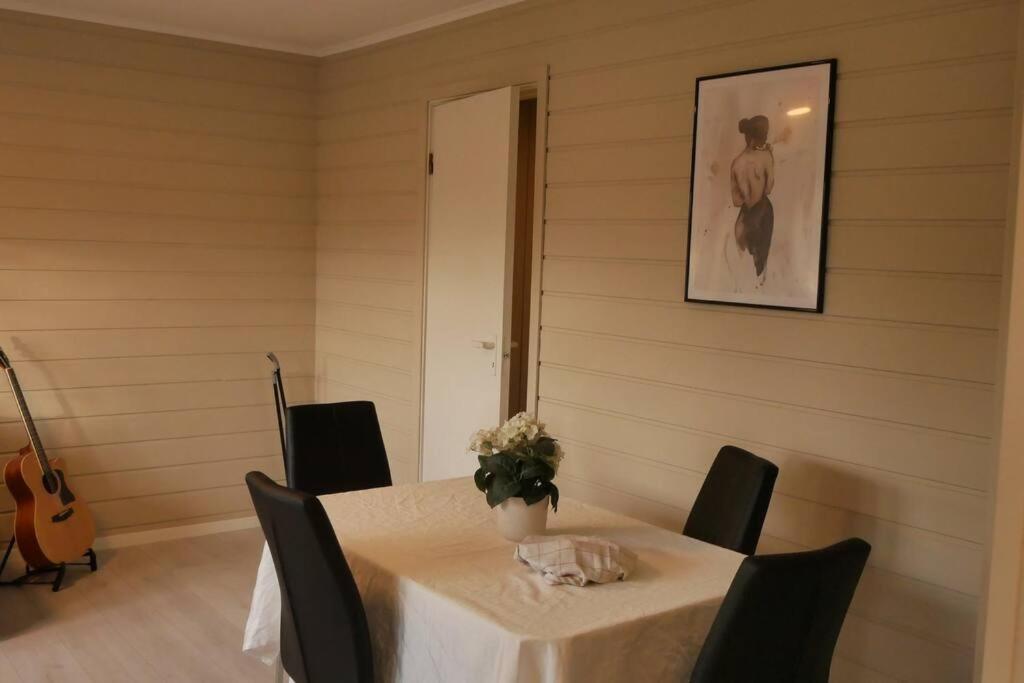 Nyrenovert Leilighet Med Gratis Parkering Leknes Esterno foto